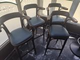quatre chaises placées les unes à côté des autres devant une fenêtre