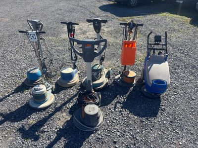tout un tas de machines différentes posées par terre