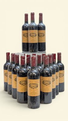 des bouteilles de vin sont empilées les unes sur les autres pour former une pyramide