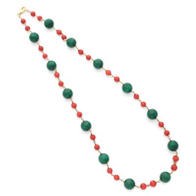 un collier de perles vertes et rouges sur fond blanc