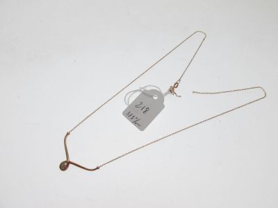 gros plan d'un collier auquel est attachée une étiquette