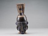 un gros plan sur une sculpture représentant une personne portant un casque