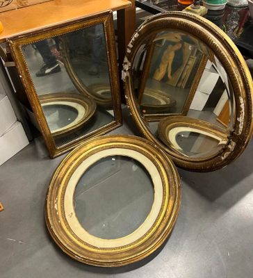 Deux miroirs sont posés l'un à côté de l'autre sur une table.