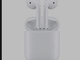un iPhone 14 avec des AirPods et leur boîtier de recharge posé dessus