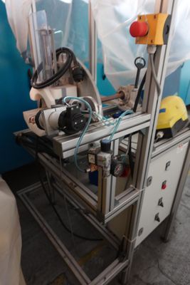 une machine posée sur une table dans une pièce