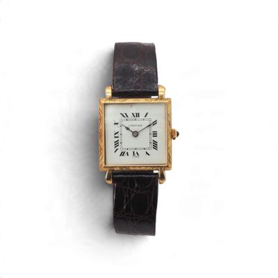 une image d'une montre-bracelet avec des chiffres romains