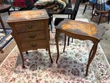 deux tables en bois avec tiroirs dans une pièce