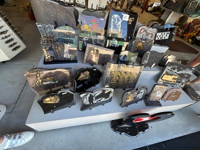 une table sur laquelle sont posés plusieurs skateboards