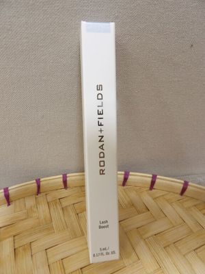 une lotion pour le corps Rodine Edi dans un panier en osier posé sur une table
