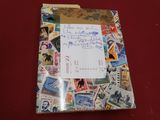 un morceau de papier sur lequel figurent des timbres, posé sur une surface rouge