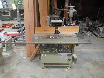 une machine posée sur une table dans un garage