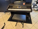 un piano posé à même le sol dans la pièce