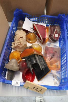 un panier bleu rempli d'objets divers posé sur une table