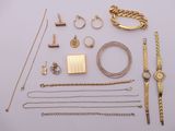 un assortiment de bijoux en or, comprenant une montre, des bracelets et d'autres articles