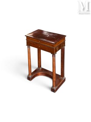 une image d'une petite table en bois avec un plateau en verre