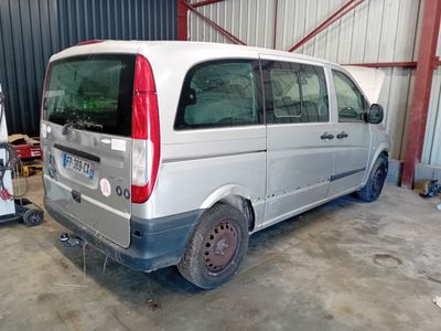 une camionnette garée dans un garage dont la porte est ouverte