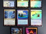 Plusieurs cartes sont disposées sur une surface noire avec un fond noir.