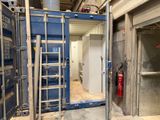 une pièce dans laquelle se trouvent une échelle et une borne d'incendie