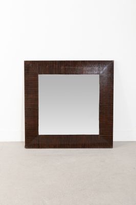 une image représentant un miroir dans une pièce aux murs blancs
