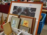 une photo d'une table sur laquelle sont disposées de nombreuses œuvres d'art