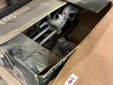 une boîte en carton contenant une machine, posée sur une palette