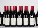 six bouteilles de vin rouge alignées sur une table