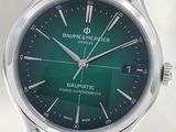 un gros plan d'une montre-bracelet au cadran vert