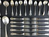 many spoons and spoon spoons laid out on a table