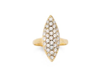une bague en or jaune avec des diamants sur fond blanc