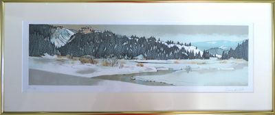 tableau représentant un paysage de montagne enneigé, avec une rivière au premier plan et des arbres à l'arrière-plan