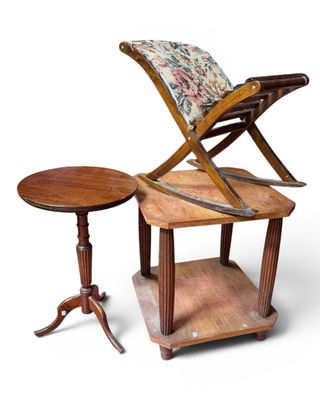 Lot comprenant une TABLE BASSE, une SELETTE et un REPOSE-PIE…
