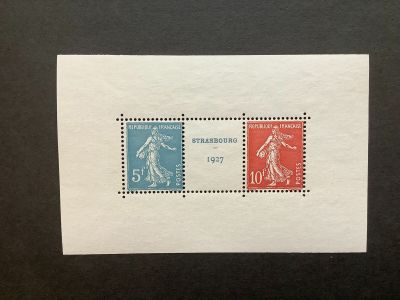 une image représentant une photo d'un timbre sur une feuille de papier