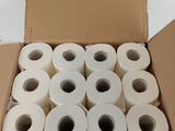 plusieurs rouleaux de papier toilette dans une boîte en carton