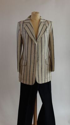 une image d'un costume sur un mannequin