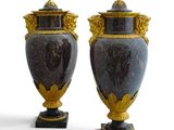 deux vases placés l'un à côté de l'autre