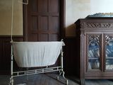 une baignoire au milieu d'une pièce, à côté d'une bibliothèque