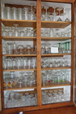 un placard contenant beaucoup de verres