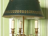 une lampe posée sur une table