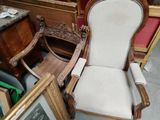une chaise qui se trouve dans une pièce où il y a des photos par terre