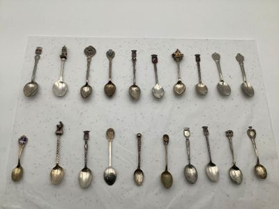 Ensemble de 20 cuillères de souvenirs et de voyages.