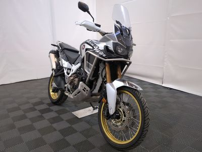 une moto garée sur un sol à damier noir et blanc