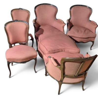 un ensemble de chaises et un canapé dans une pièce