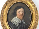 portrait d'un homme vêtu d'une robe noire à col blanc