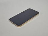 gros plan d'un téléphone portable sur une surface blanche
