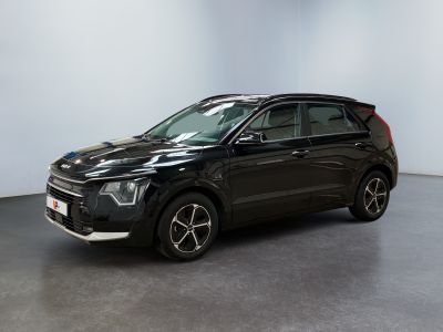 un SUV noir garé dans une pièce aux murs blancs