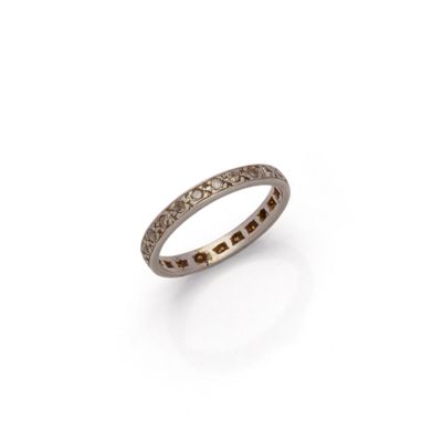 une bague « éternité » en diamant et or blanc 18 carats