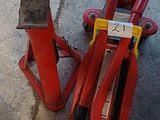 deux valets rouges posés par terre à côté d'une borne d'incendie