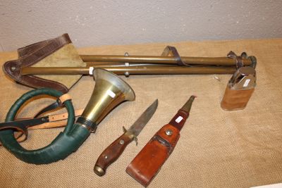 un grand nombre d'outils sur la table
