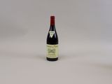 une bouteille de vin posée sur une table