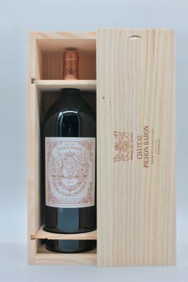 une boîte en bois avec une bouteille de vin à l'intérieur